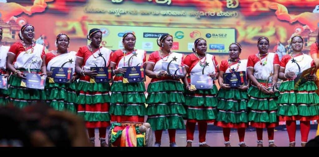 siddi women on stage