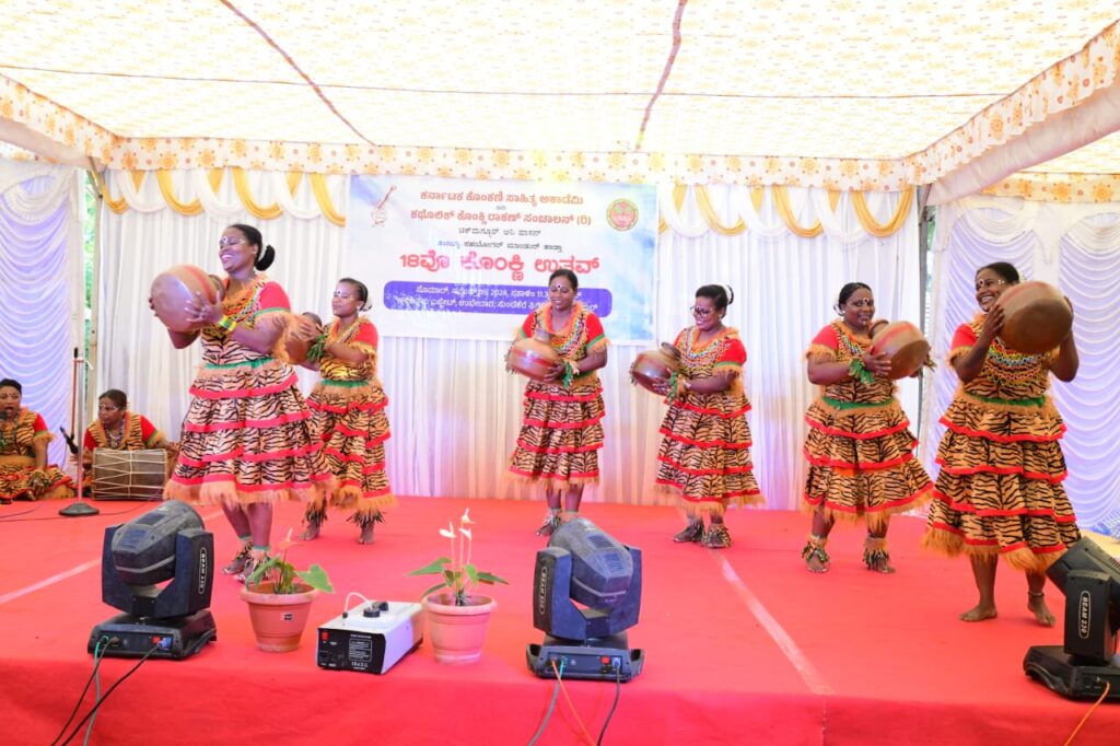 siddi women on stage